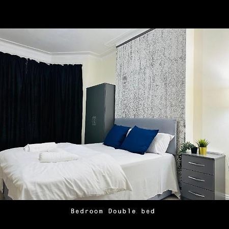 2 Bedroom Double Bed In East Londres Exterior foto