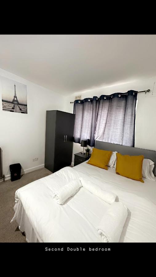 2 Bedroom Double Bed In East Londres Exterior foto